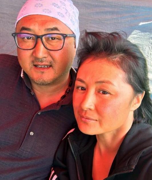 谢大脚于月仙与丈夫最后片场合照曝出,大脚超市幸福拥抱_zzd_学生时代