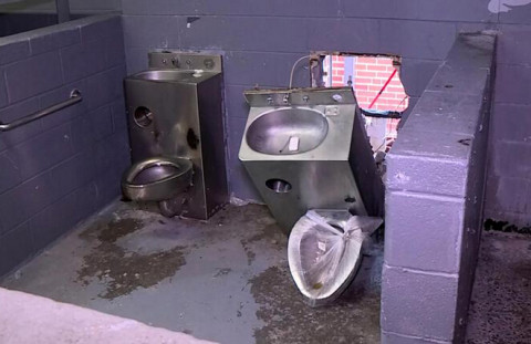 现实版肖申克救赎 美国6名囚犯厕所打洞挖隧道越狱