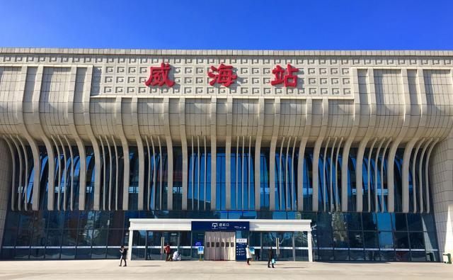 威海站是山東省首家多種交通方式換乘于一體的交通樞紐站, 乃青榮城際鐵路最大的樞紐站之一。