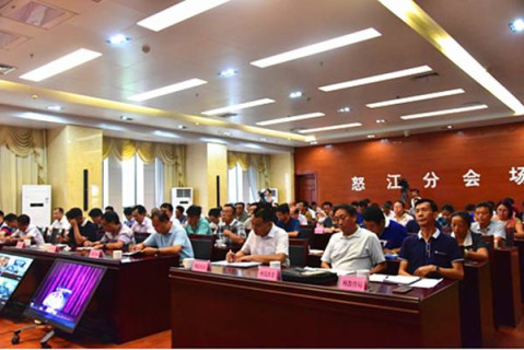 州政府党组成员,州扶贫办主任熊汉峰主持会议.