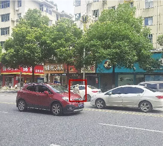 事发地30米外就有地下通道,很多人却图方便横穿马路