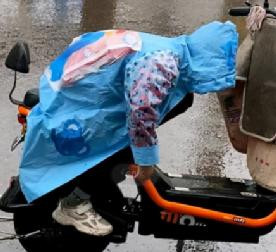 请客被儿子偷买了单，爸爸知道后跪地痛哭：监控下的一幕幕，刺痛亿万父母心