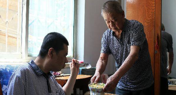 邢台七旬老人照顾瘫痪儿子近40载