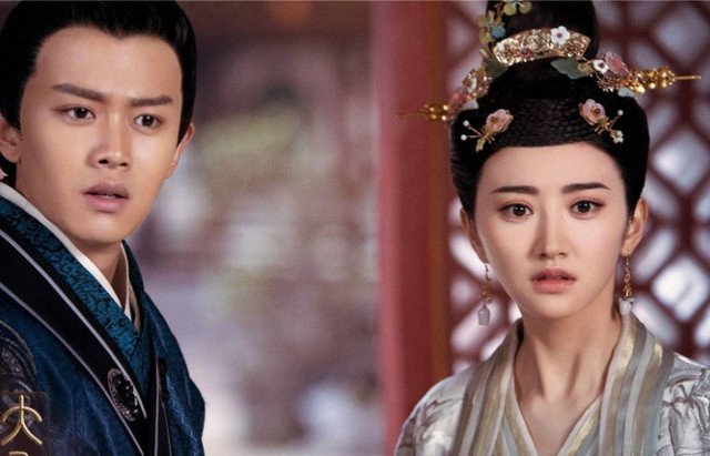 �μ��׾��е�Ů�����ǶԱ�!