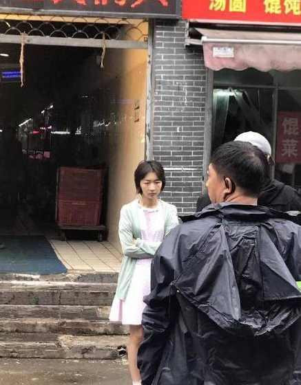 在新劇《陽臺上》周冬雨飾演的是一個弱智女兒,這類角色對於演員是極