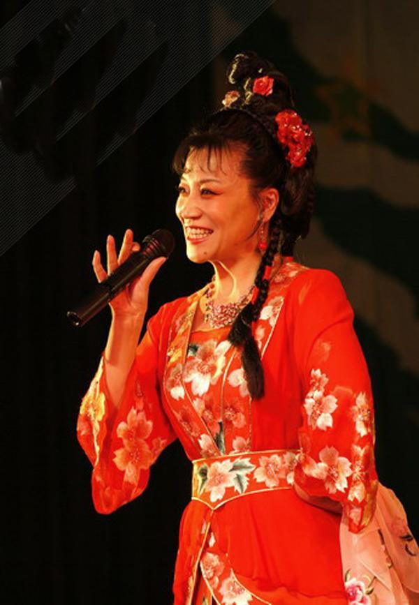 春晚"钉子户", 因不务正业被祖母收回艺名, 如今二婚嫁给粉丝!