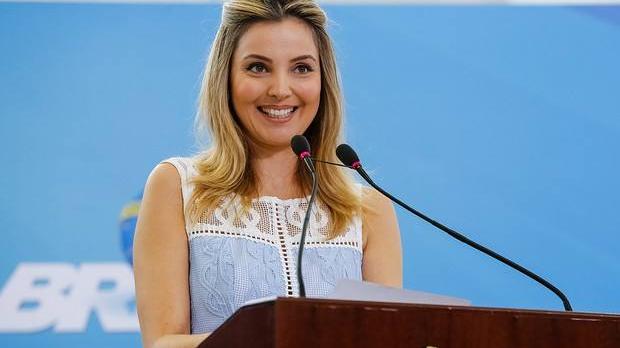 巴西80后总统夫人: 空有美貌, 生活奢靡引民众不满