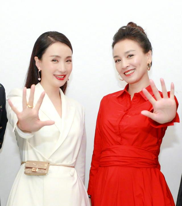 这样的她,就算跟张子枫同框看起来少女感