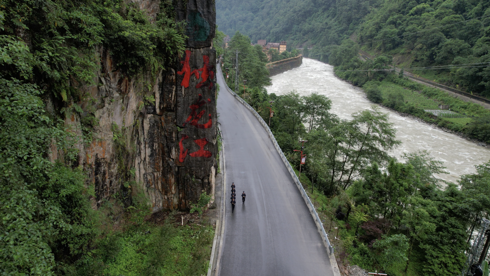 独龙江戍边民警暖心行动：为文面奶奶拍下人生照片