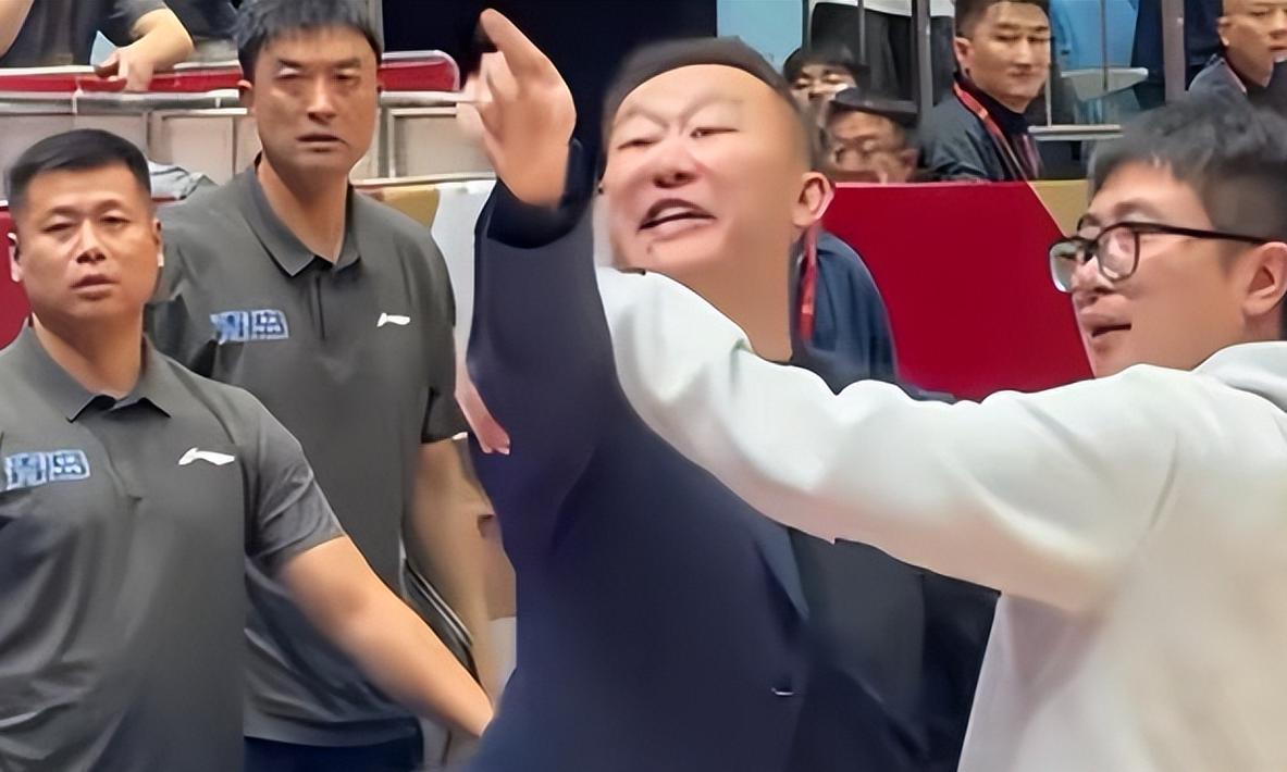 4万罚单!刘维伟回怼球迷:听成旧怨清算,11秒情绪失控