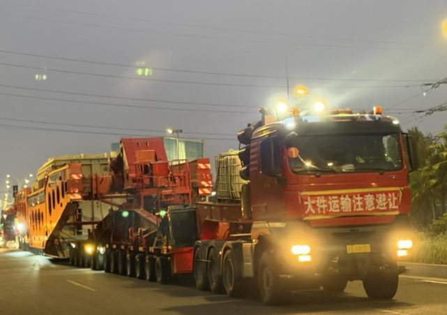 430吨巨无霸过境，收费站凌晨拆岗亭让路：83米车长下的唯一解法