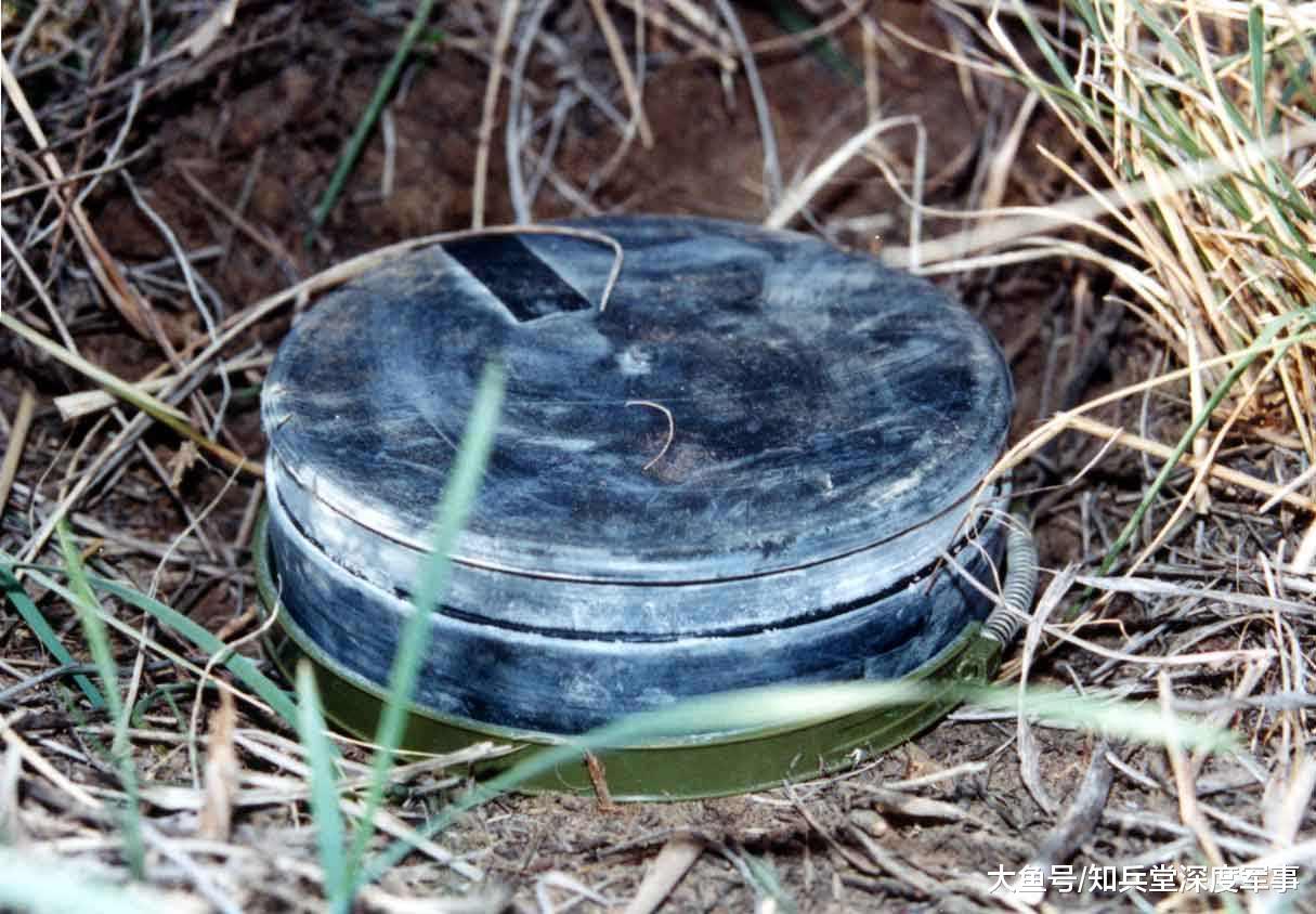 如果踩上了地雷, 能把鞋子压住地雷, 脱下鞋子逃过地雷的杀伤吗?