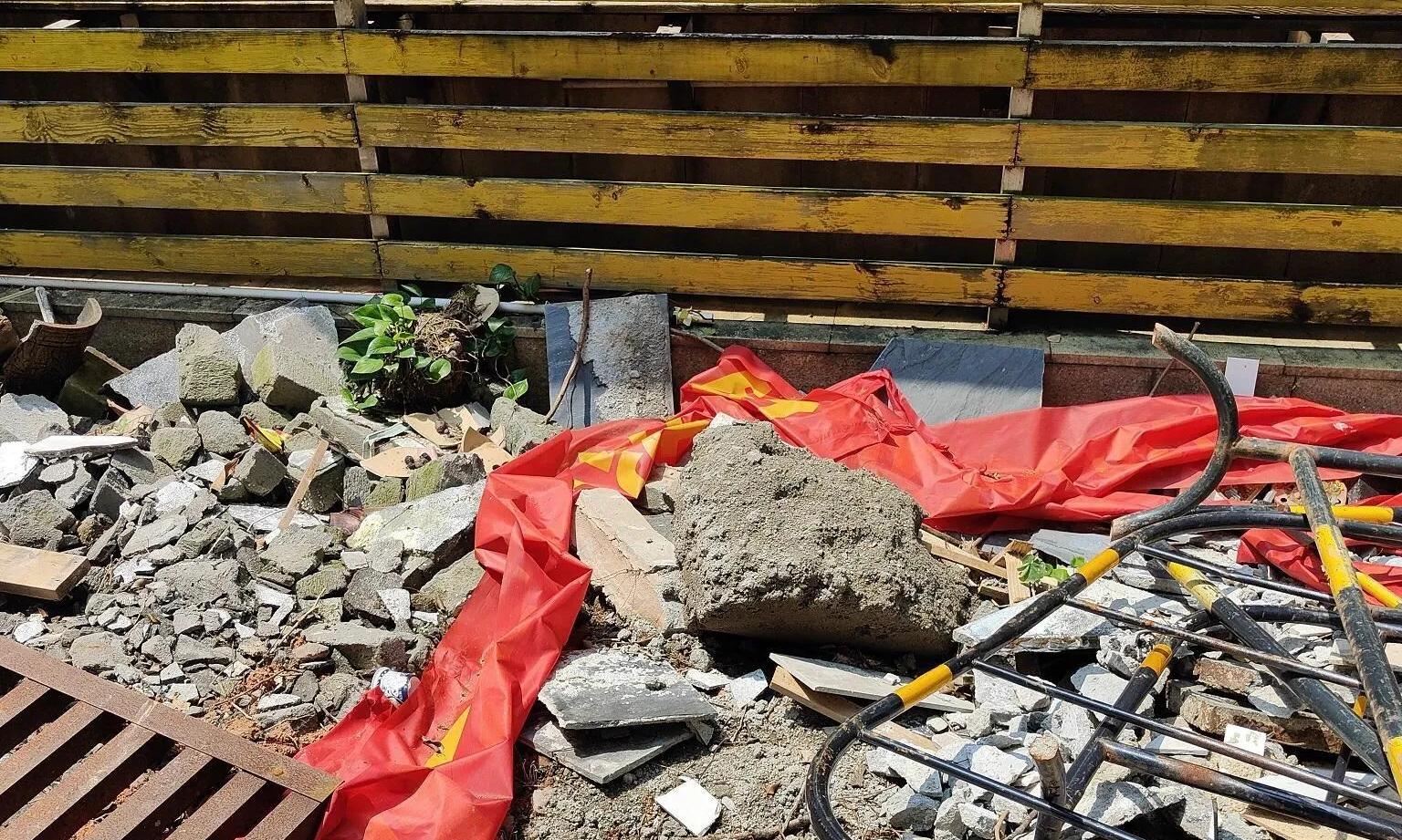 万科欠费114万违规撤场！垃圾成堆监控停摆，住建局：已约谈