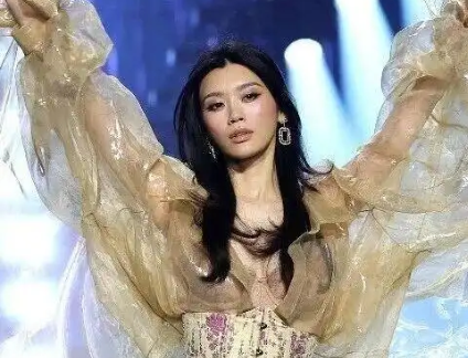 奚梦瑶时隔8年重返维密！素颜后台谈女儿：期待她说妈妈漂亮