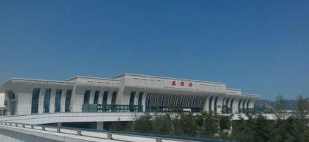 威海站是山東省首家多種交通方式換乘于一體的交通樞紐站, 乃青榮城際鐵路最大的樞紐站之一。