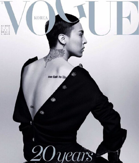 权志龙露背造型示人 背部纹身吸睛