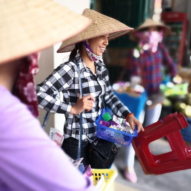 东兴口岸的朝汐越南妹