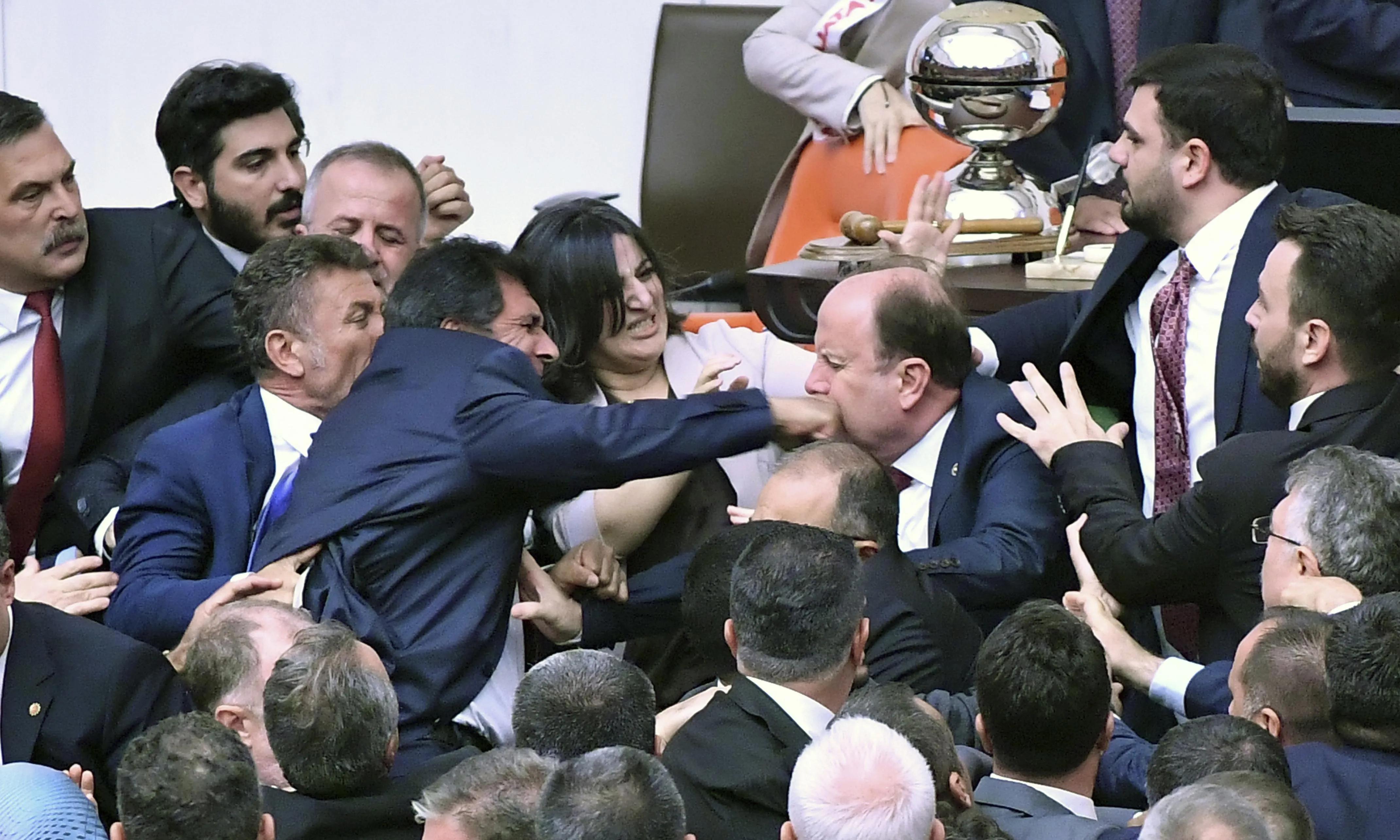 议会爆发肢体冲突！14亿度假村引爆危机，欧盟警告入盟受阻