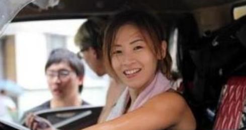 那位香港“最美搬運工”的女孩, 與富二代結婚後, 後來過得如何-圖1
