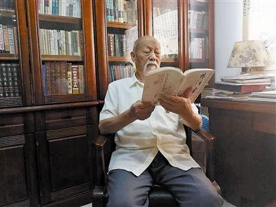 鲐背老人求知若渴: 读书"充电", 写字怡情