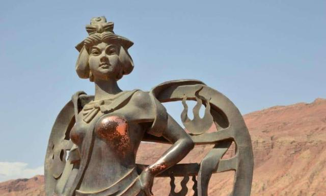 该雕像恰如其分地显示了孙悟空前来借取芭蕉扇时,铁扇公主把扇子藏在