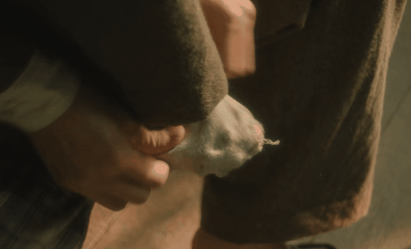 ��ͷ����ͱ�������, ���Ӿ硶׷���ߡ�������, ����Ӧ����ô��(���Ӿ�׷����)