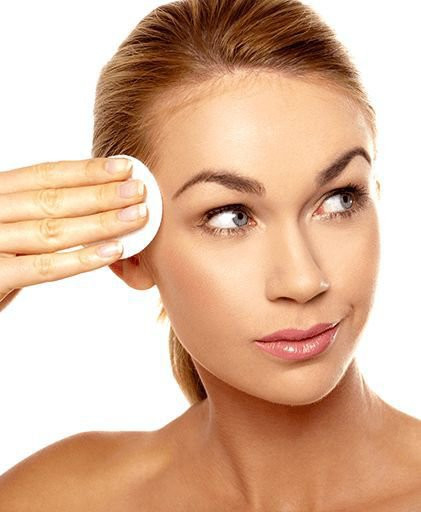 用手指涂抹化妆水好, 还是用棉片好?