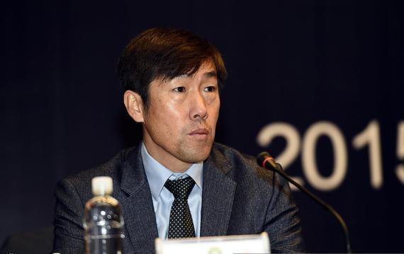 本报记者 曹林波 昨天是中国足协公开选聘男足主教练报名截止的最后