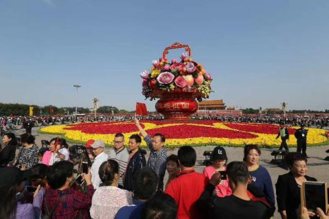 天安门也在面向未来改变着自己威严的形象:1988年,天安门开始向普通游