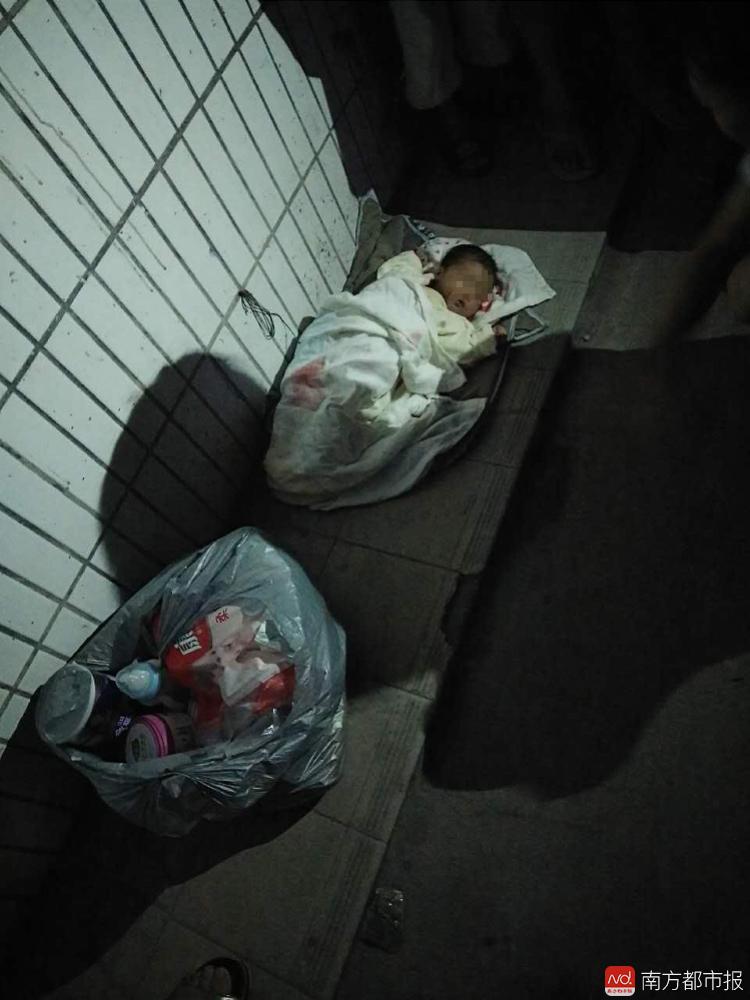 日晚,广州市白云区石井红星村刘前大街,有居民发现一裹着薄毯的男弃婴