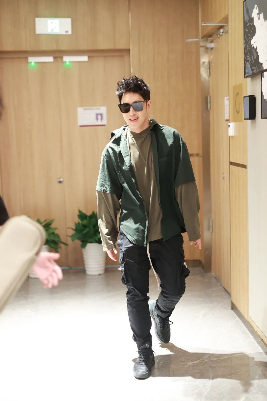 男星街拍 | 吴卓羲和李承铉帅气pk,皮特是掉进染缸里了么?