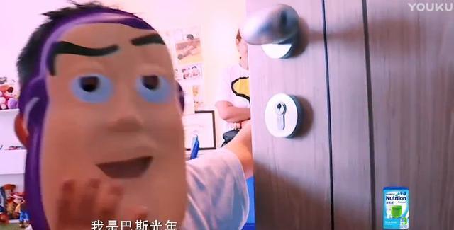 爸爸去哪儿: 性格应采儿, 外貌陈小春, 神似小鱼儿! 英语比我好!