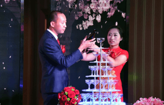 北京一对白领, 婚礼一结束, 马上帮着收拾碗筷