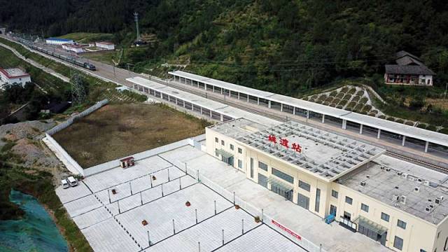 9月18日,一列火车驶进兰渝铁路姚渡站. 新华社记者 范培珅 摄