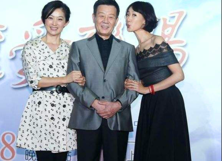 两位妻子同住一栋楼, 两女侍一夫36年, 晚年吐槽太累引争议