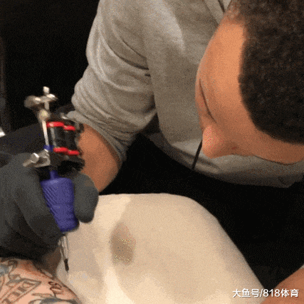 【影片】Curry變紋身小哥!一絲不苟為紋身師簽名上墨,對方:「保證不賣這條腿」-黑特籃球-NBA新聞影音圖片分享社區