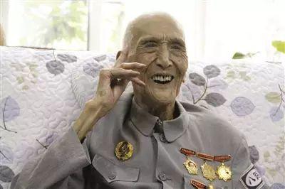 九三阅兵上那个敬标准军礼的老兵去世了, 曾任湖北省委书记