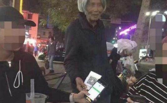 给1元反被骂、组团堵路收费, 开车遇上这种行乞者, 还给钱吗?