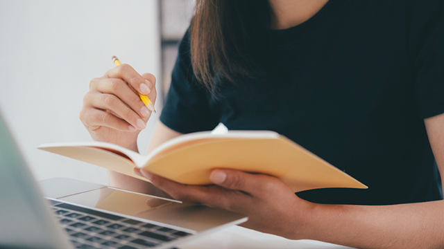 WPS、学习通纷纷被曝崩了, 客服回应, 网友: 史上最适合摸鱼的一天