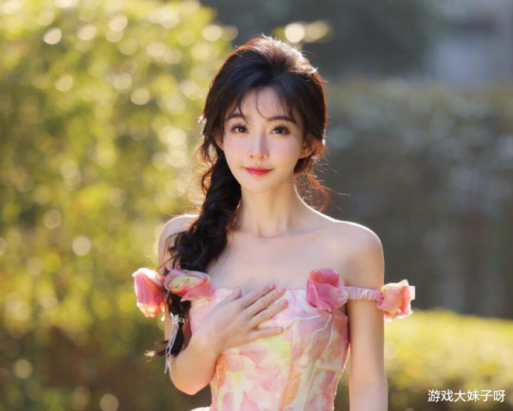 冯提莫户外直播真实照片, 头和身体严重不匹配, 4头身只有150cm(网红冯提莫个人资料)