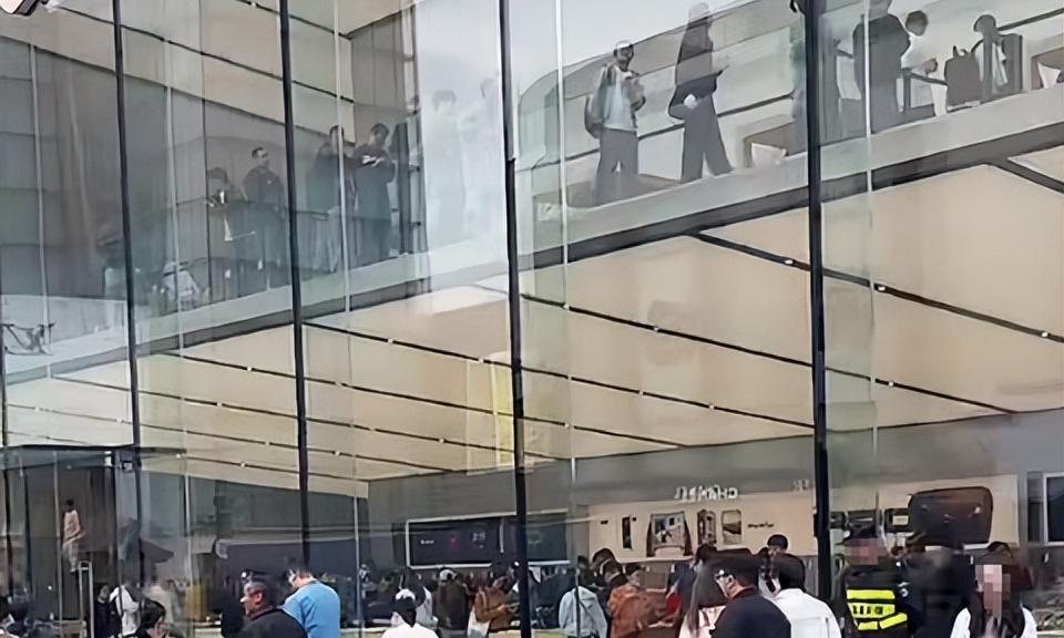 囤50台iPhone Duo从赚10万到亏2.5万：一个黄牛的折叠屏赌局
