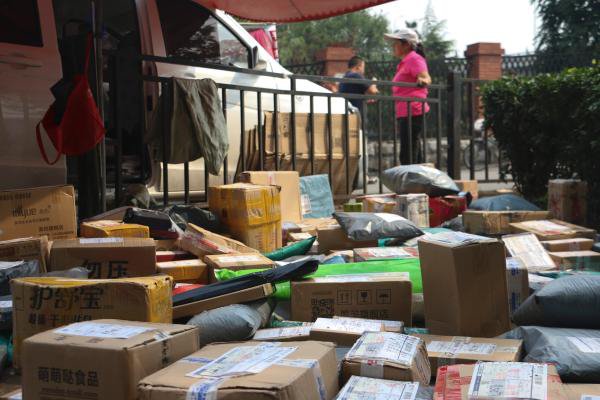 北京一高校门外的成堆的网购快递 . 视觉中国