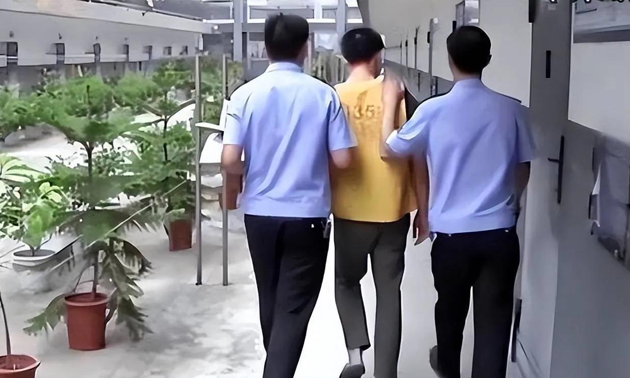 服刑7年账户被转走50万！1.9万流向办案警官，警方已立案