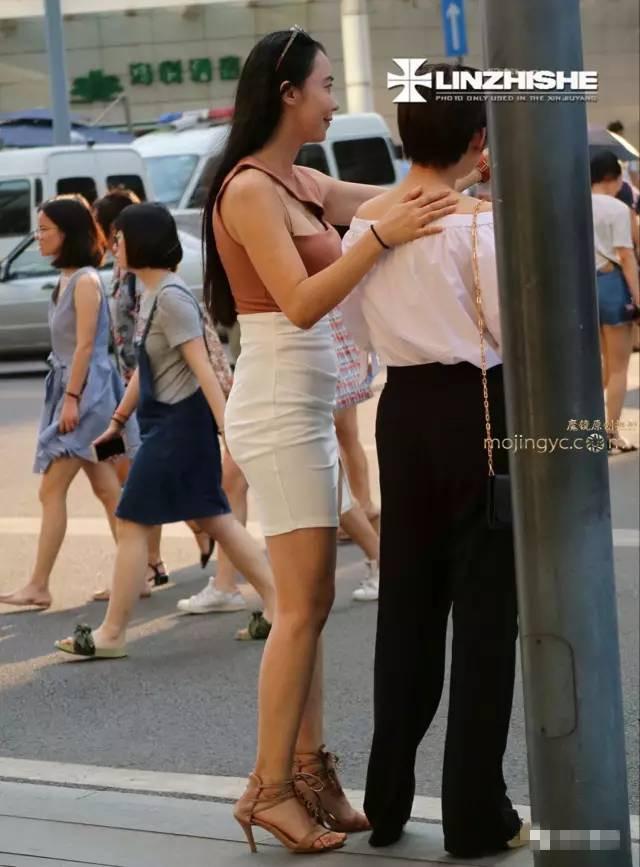 街拍: 侧露背心白裙美女, 颜值高身材好, 就是腿上的疤痕.....