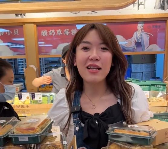 网红"浪胃仙"风格大变, 狂推半成品加工美食, 无吞咽动作惹怀疑_zzd