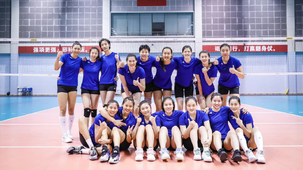 赖亚文领队,中国女排踏上世锦赛之旅,队长削发明志抢镜_zzd_学生时代