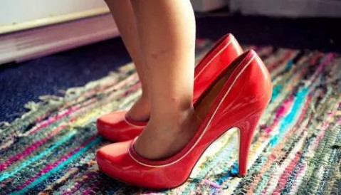 女生偷穿妈妈的高跟鞋