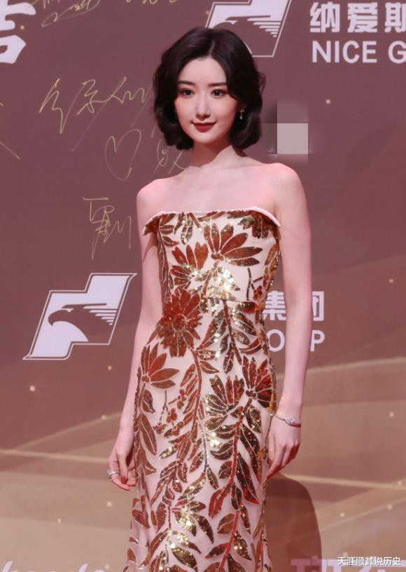 ���Ӿ����ʢ��: �����۷���ò���˾�̾, Фս�����������, �����������ٹ�â����!