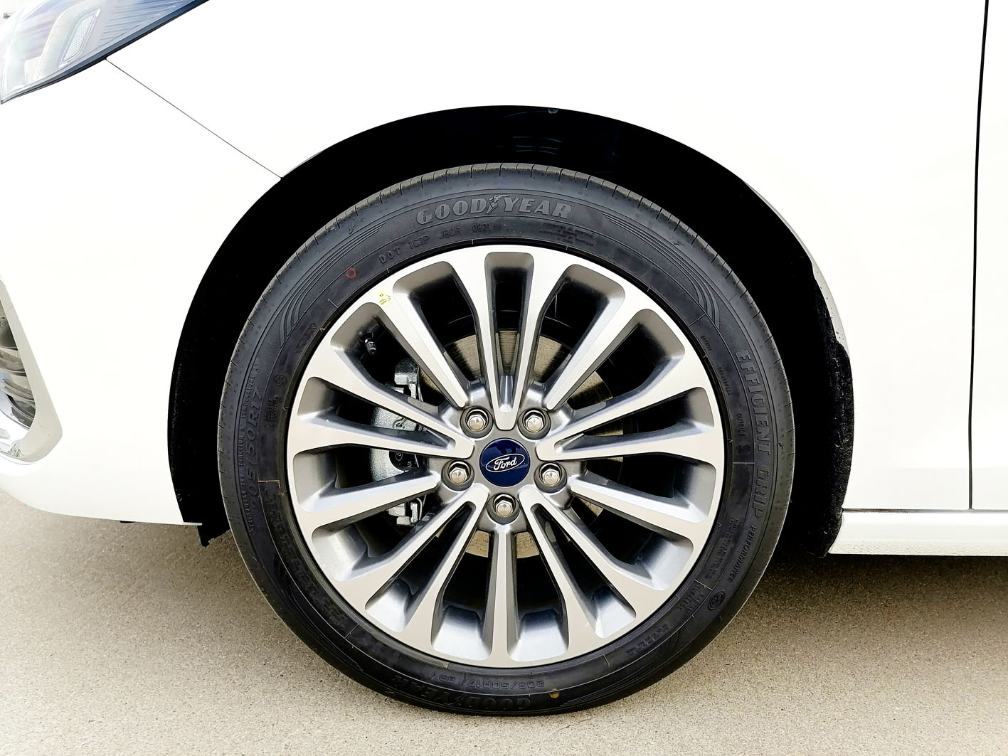 福睿斯的轮胎不一样,新款的福睿斯带有15,16,17三种内径的轮胎,根据