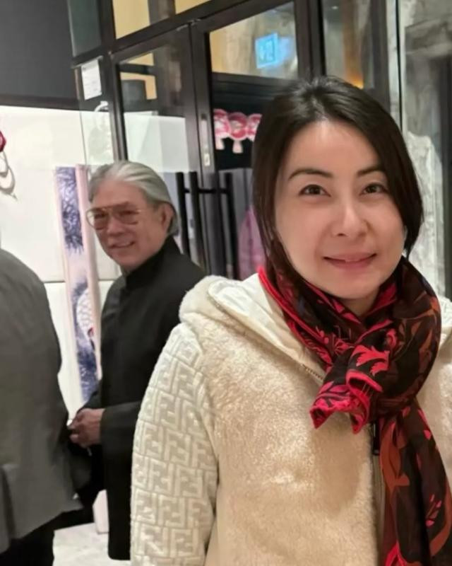 郭晶晶被网友求合影, 公公霍震霆在身后“抢镜”, 一脸慈笑很骄傲(豪门明星,郭晶晶,霍震霆小说)
